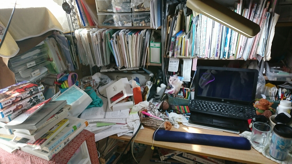 現在の私の机です